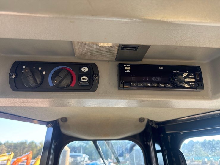 2019-caterpillar-d8t-image-40