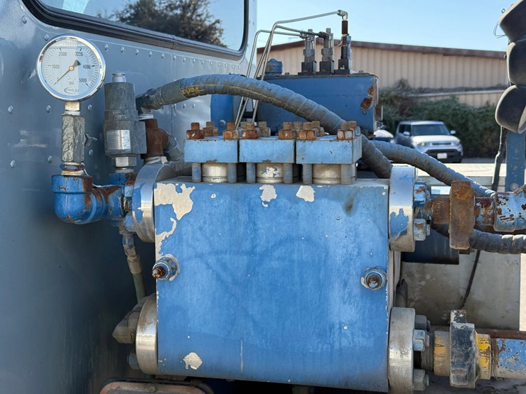 2015-peterbilt-348-image-2
