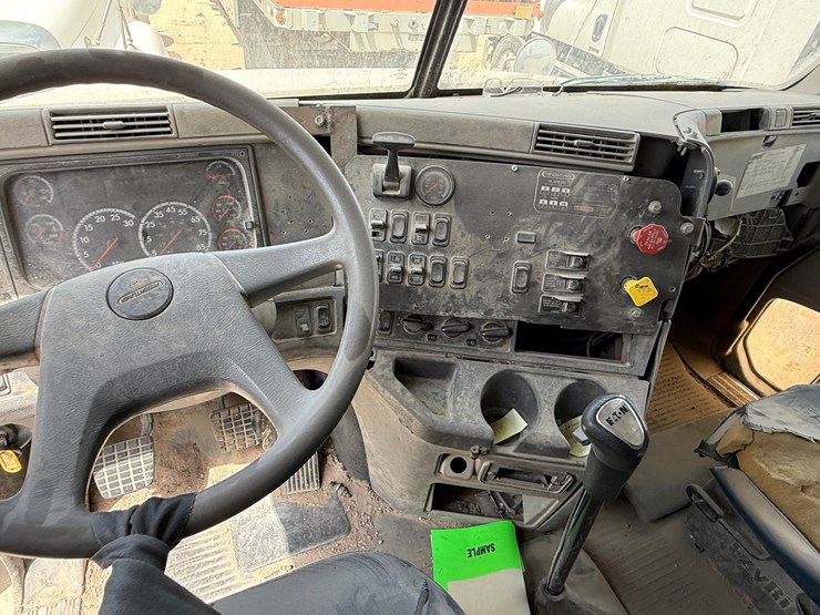 2007-freightliner-columbia-120-image-11