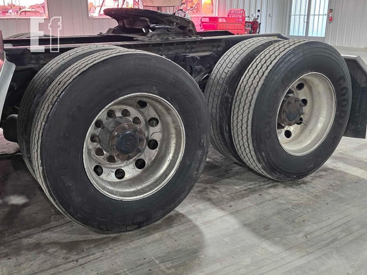 2019-peterbilt-579-image-21