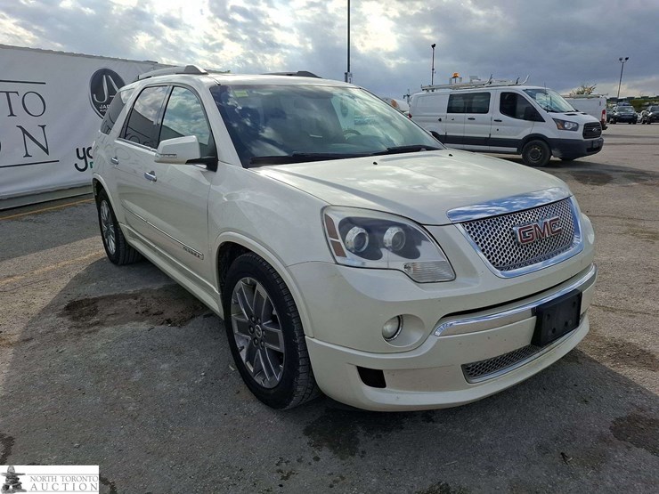 2011-gmc-acadia-image-3