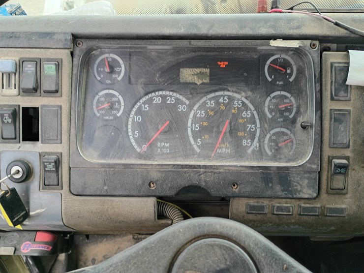 2003-freightliner-fl106-image-49
