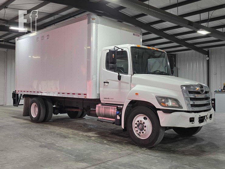 2017-hino-268-image-2