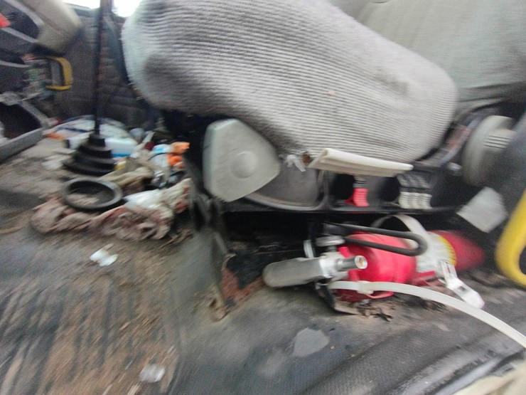 2003-freightliner-fl106-image-37