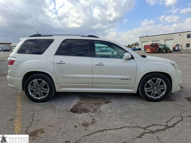 2011-gmc-acadia-image-4