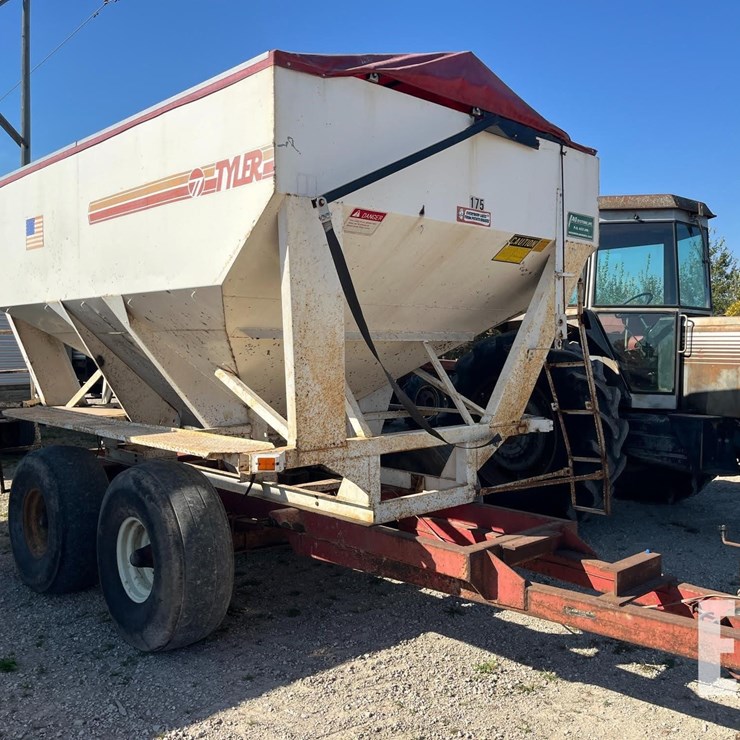 TYLER DRY FERTILIZER SPREADER 8037
