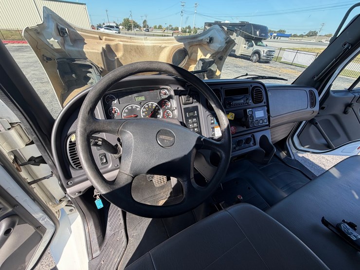 2014-freightliner-m2-106-image-57