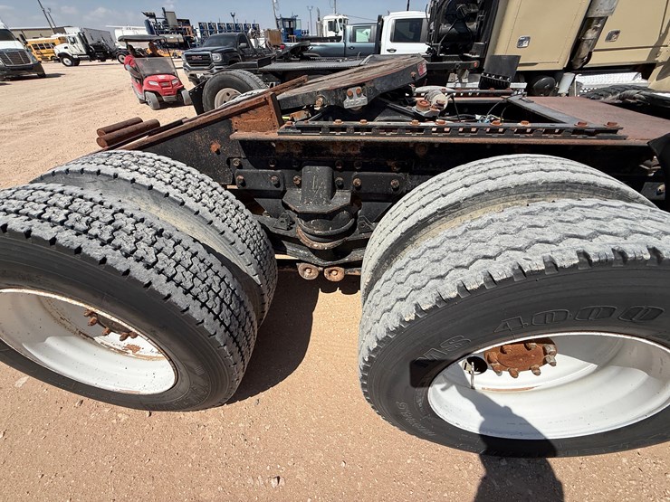 2009-kenworth-t800-image-10