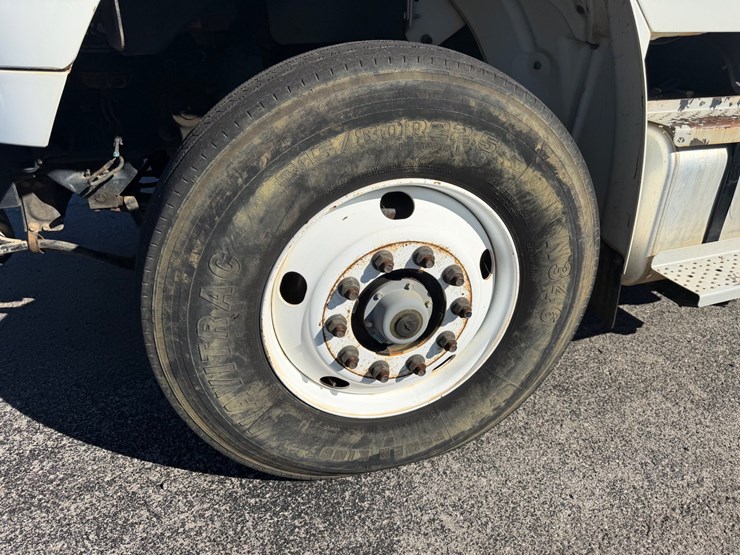 2014-freightliner-m2-106-image-9