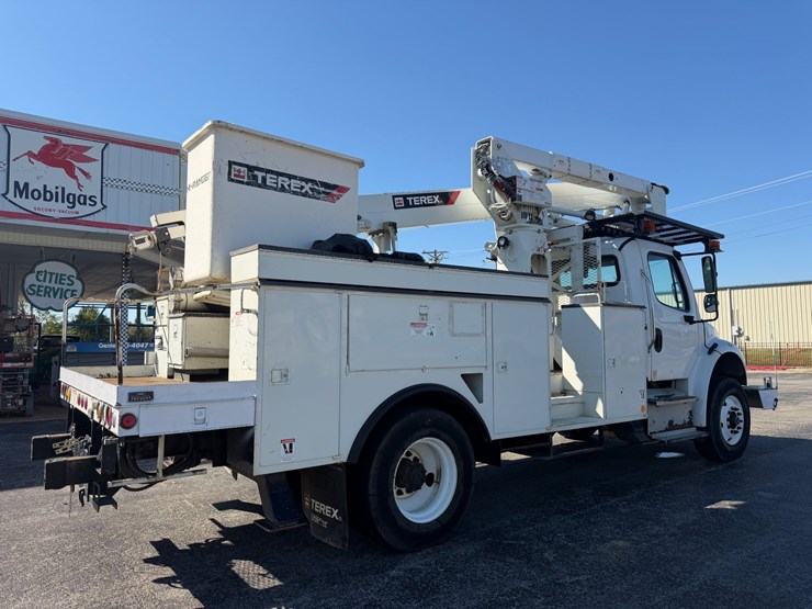 2014-freightliner-m2-106-image-4