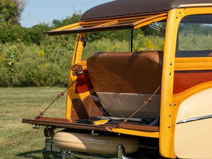 1947-ford-super-deluxe-woody-wagon-image-4