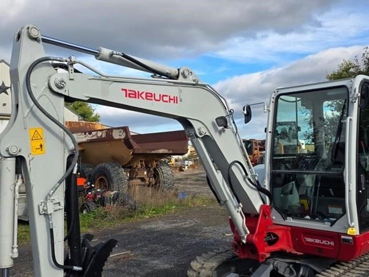 2023-takeuchi-tb240-image-7