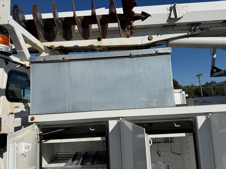 2019-freightliner-m2-106-image-29