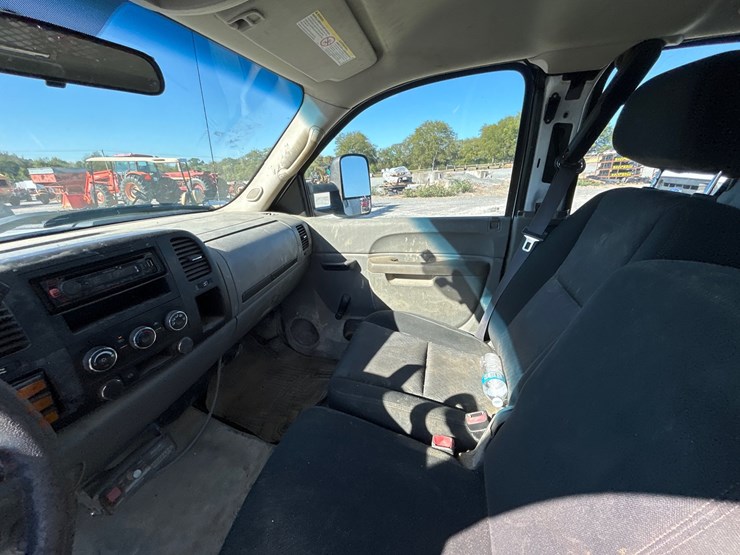 2013-chevrolet-3500-image-11