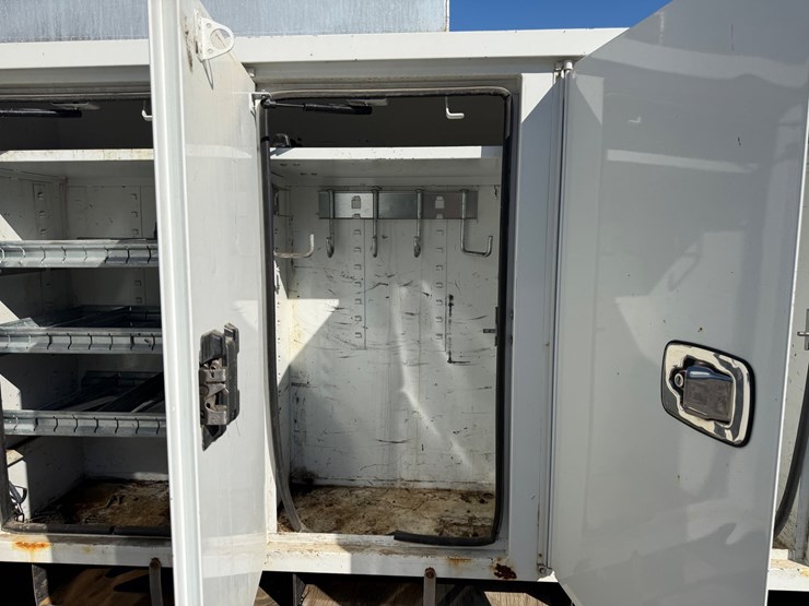 2019-freightliner-m2-106-image-20