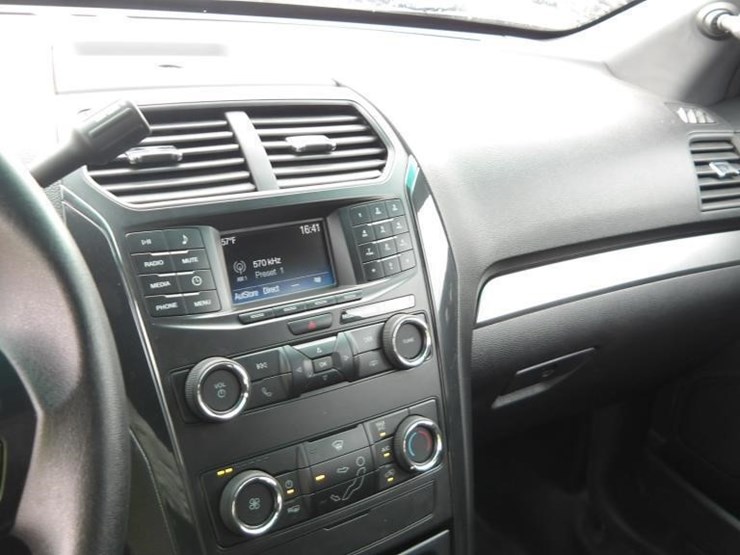2019-ford-explorer-image-17