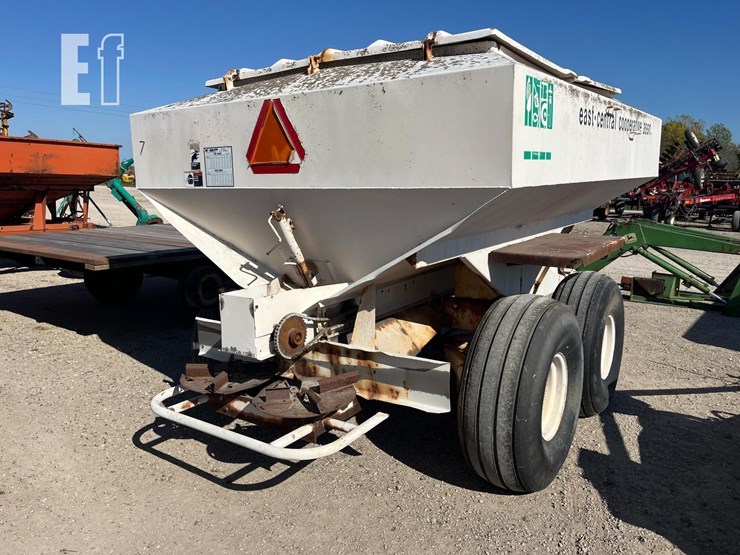 mobility-dry-fertilizer-spreader-8097-image-3