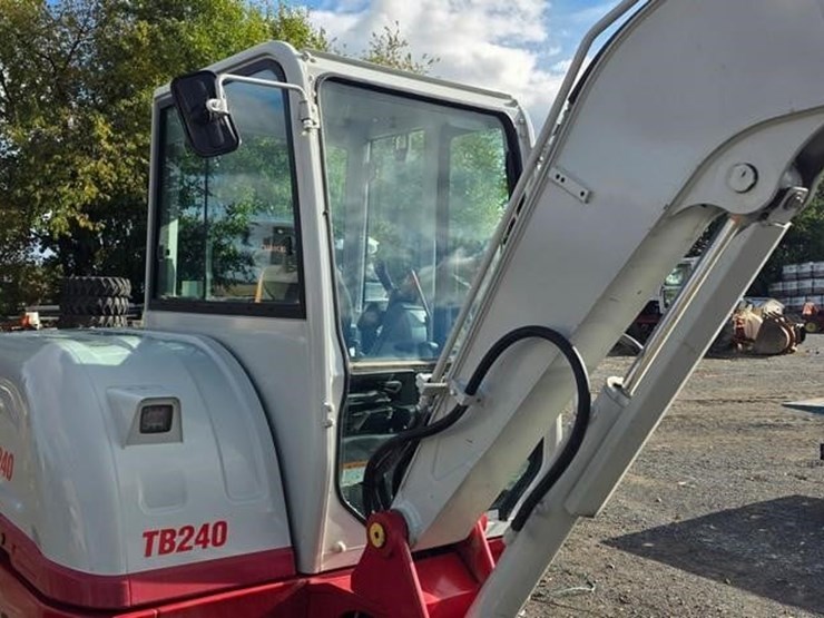 2023-takeuchi-tb240-image-36