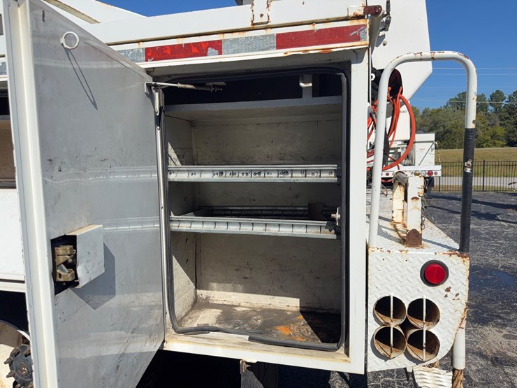 2004-freightliner-m2-106-image-14
