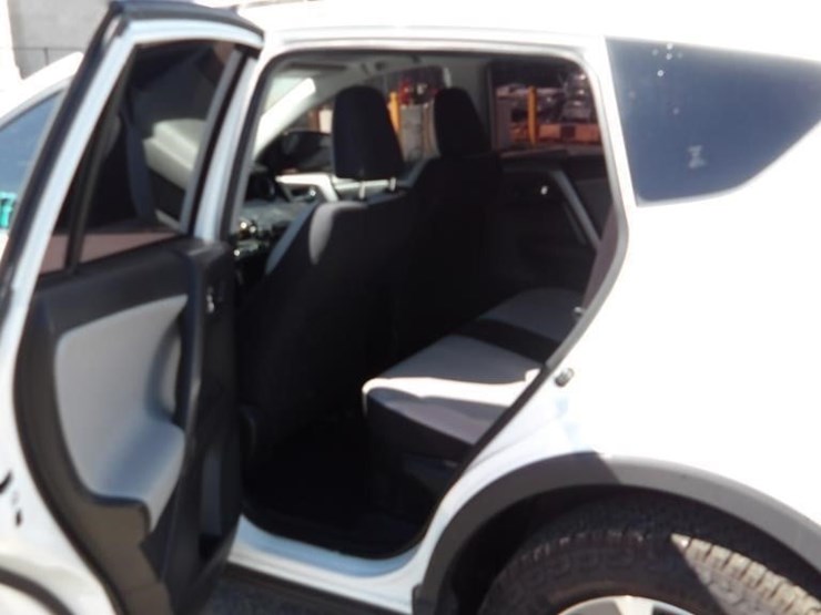 2017-toyota-rav4-xle-image-13