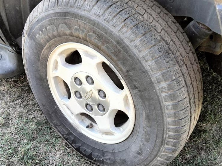 2004-chevrolet-tahoe-image-15