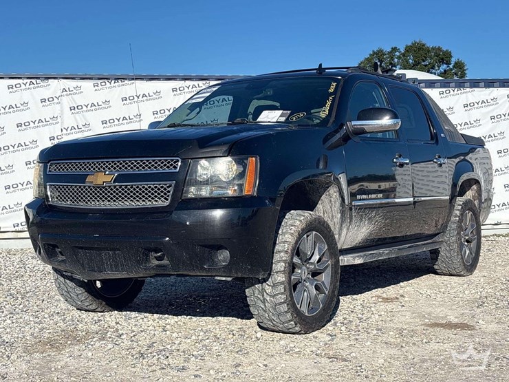 2009-chevrolet-avalanche-4x4-crew-cab-pickup-truck-image-1