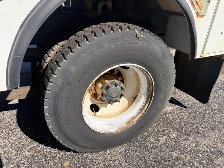 2004-freightliner-m2-106-image-5