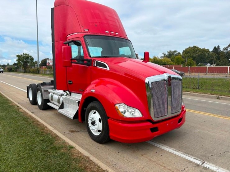 2015-kenworth-t680-image-1