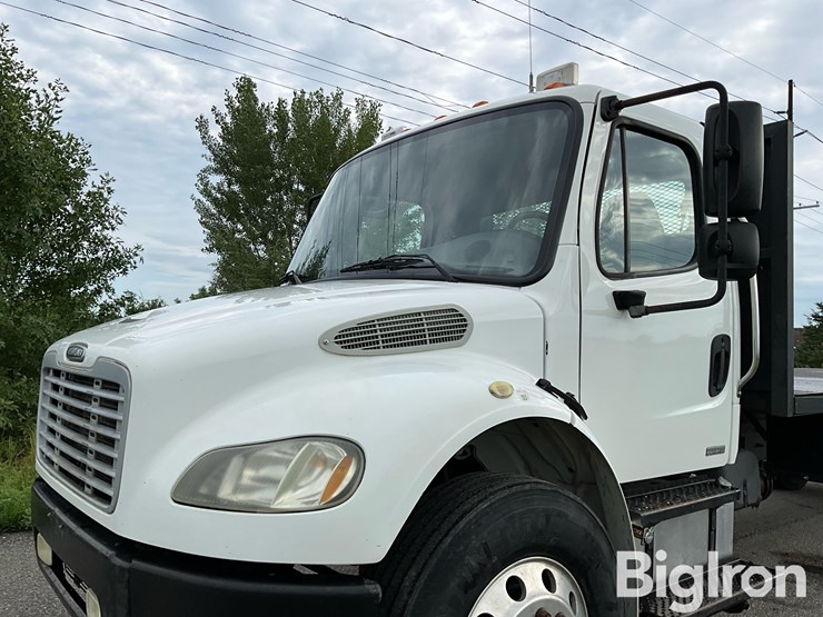2005-freightliner-m2-106-image-9
