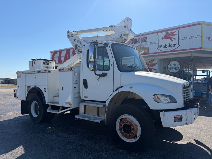 2004-freightliner-m2-106-image-2