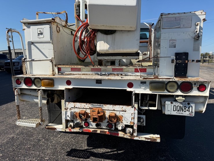 2004-freightliner-m2-106-image-12