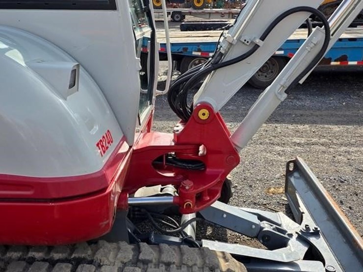2023-takeuchi-tb240-image-32