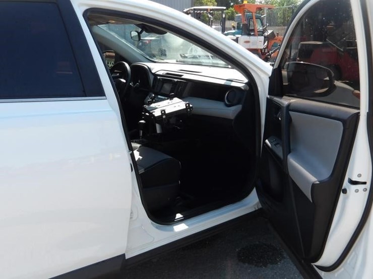 2017-toyota-rav4-xle-image-10