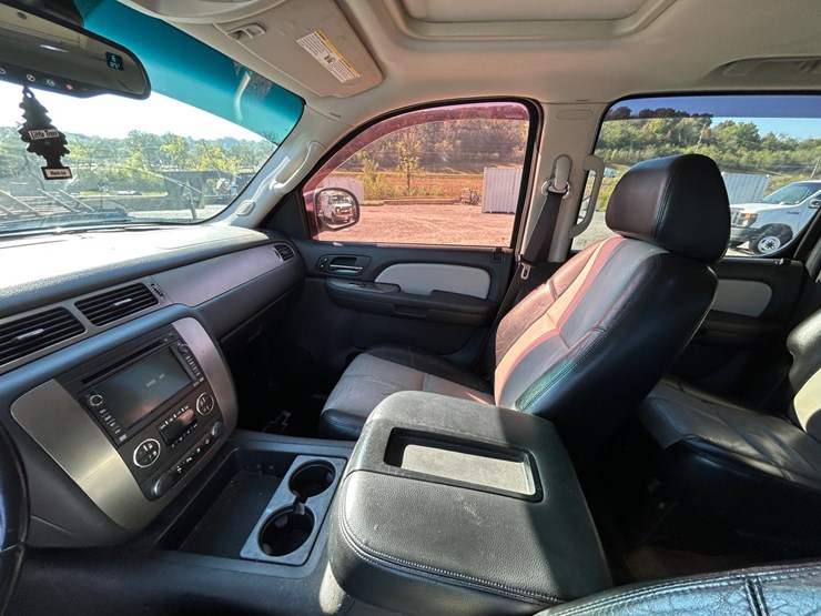 2007-chevrolet-suburban-image-10