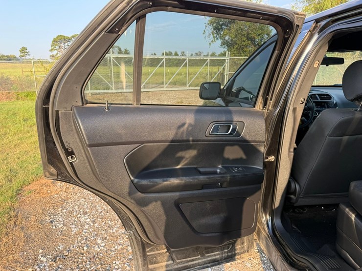 2018-ford-explorer-image-46