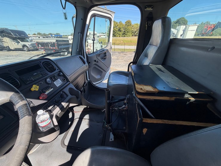 2004-freightliner-m2-106-image-39