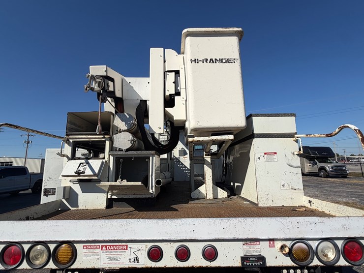 2014-freightliner-m2-106-image-41