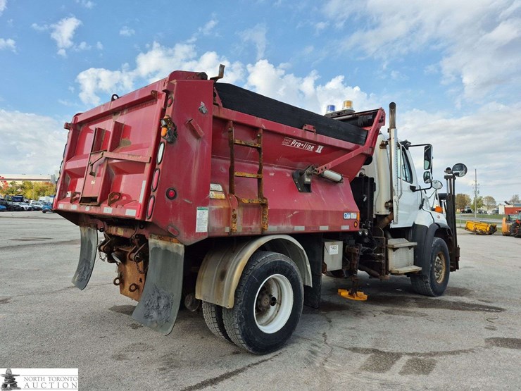 2014-freightliner-108sd-image-5