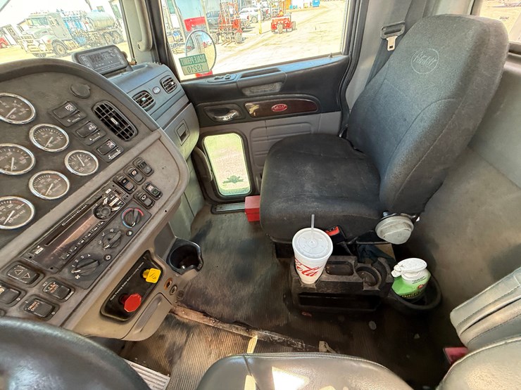 2020-peterbilt-389-image-18