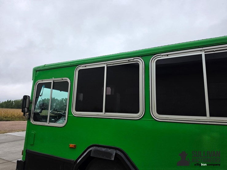 2000-gillig-party-bus-image-11