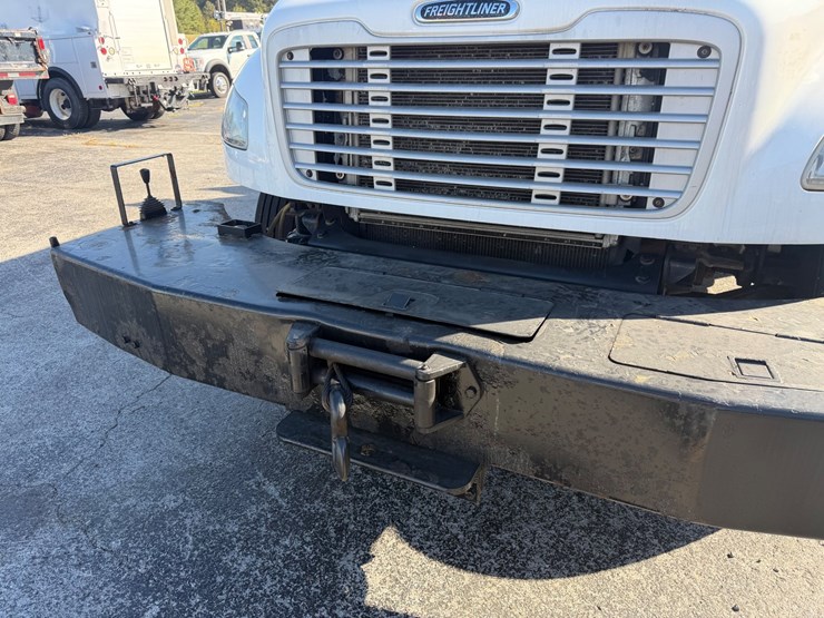 2019-freightliner-m2-106-image-24