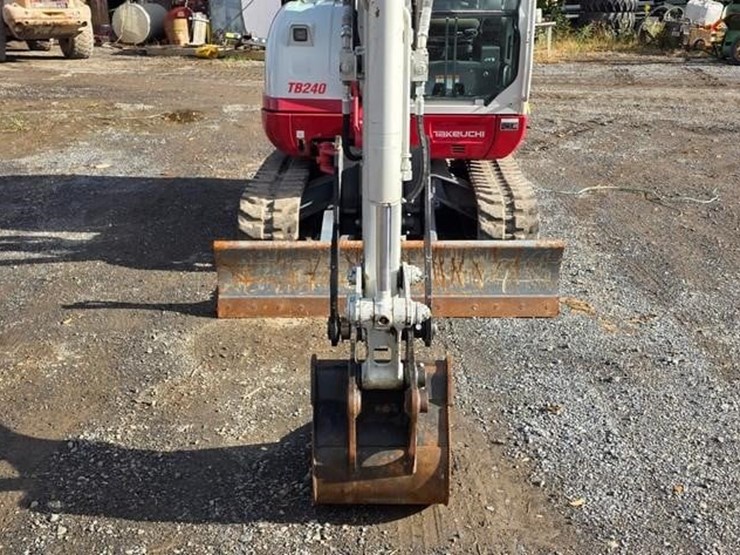 2023-takeuchi-tb240-image-48
