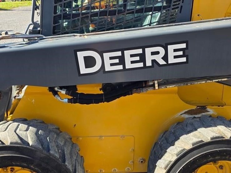 2015-deere-326e-image-27