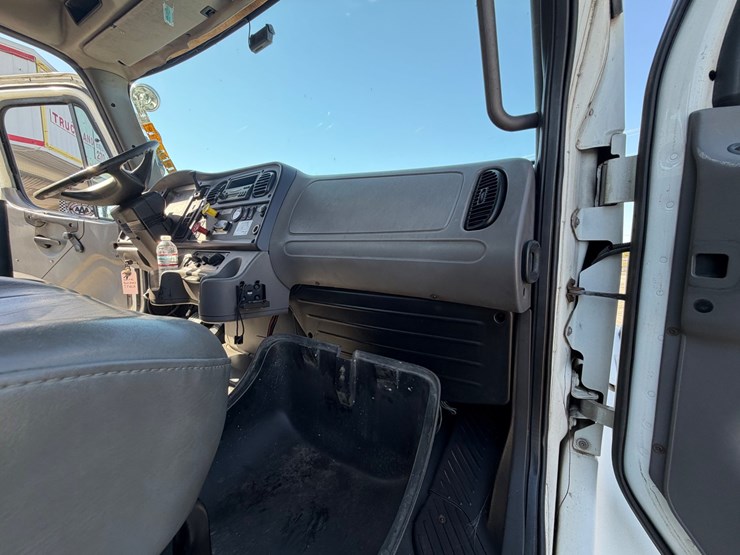 2004-freightliner-m2-106-image-30