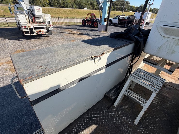 2014-freightliner-m2-106-image-22