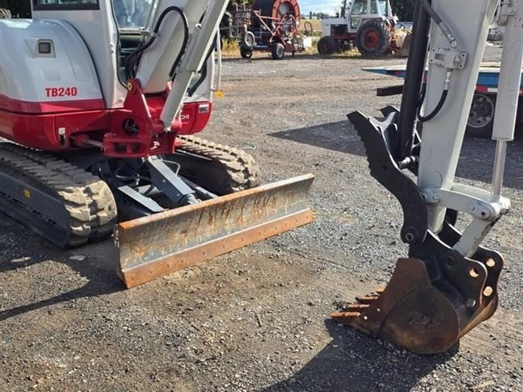 2023-takeuchi-tb240-image-46