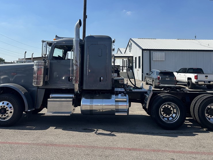 2016-peterbilt-389-image-3