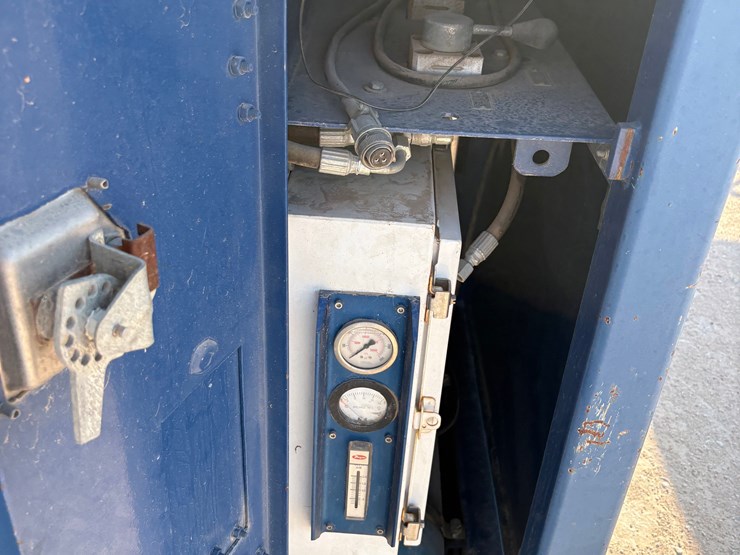 self-contained-20k-wp-grease-injection-unit-combo-p/b-8.4-kw-isuzu-diesel-generator-image-8