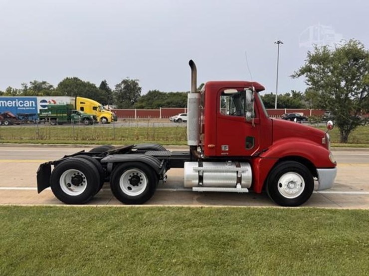 2004-freightliner-columbia-112-image-1
