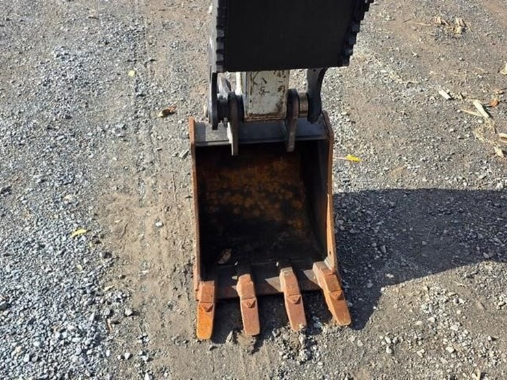 2023-takeuchi-tb240-image-40